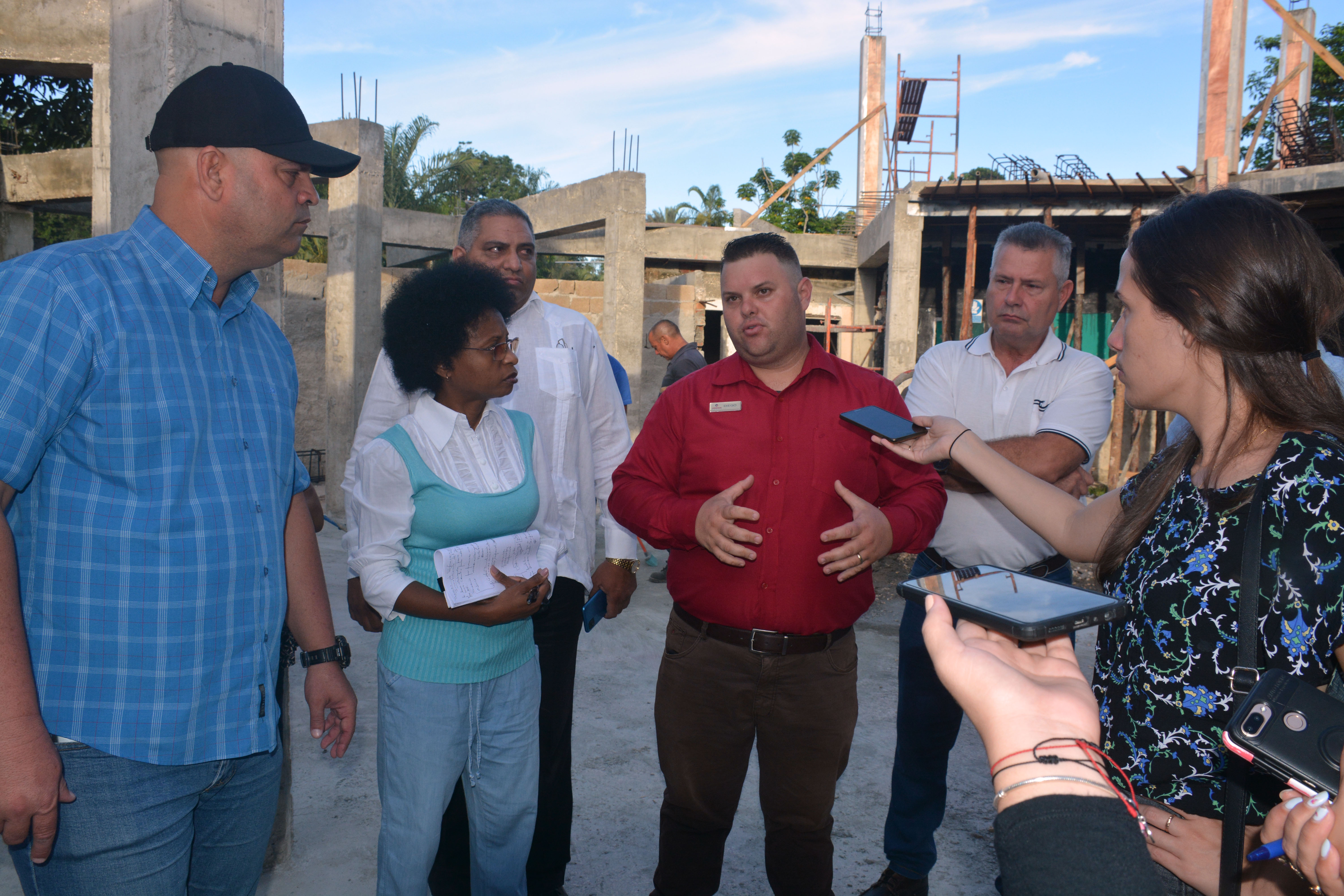 Primer secretario del PCC en Villa Clara recorre instalaciones del hotel Los Caneyes.