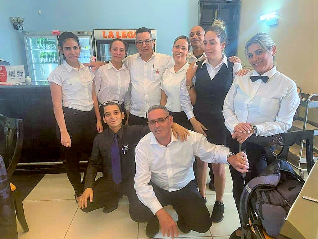 Equipo de trabajo del restaurante Santa Rosalía en Santa Clara.