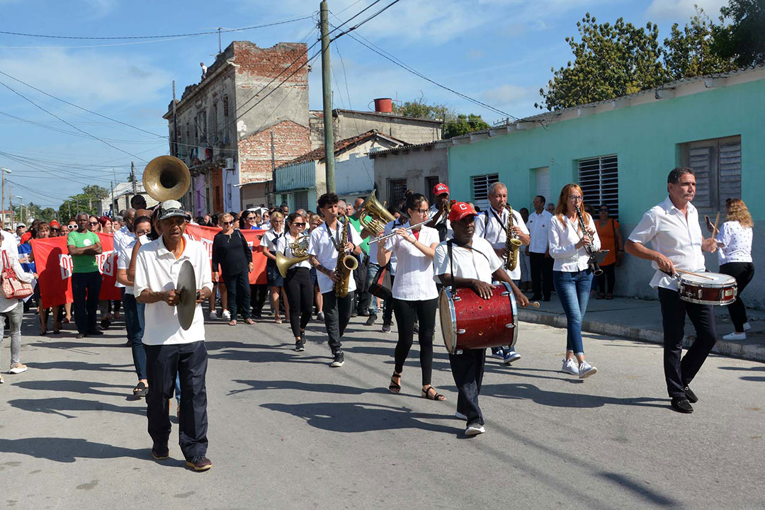 Recorrido de los trabajadores del Turismo por las calles de Sagua la Grande.