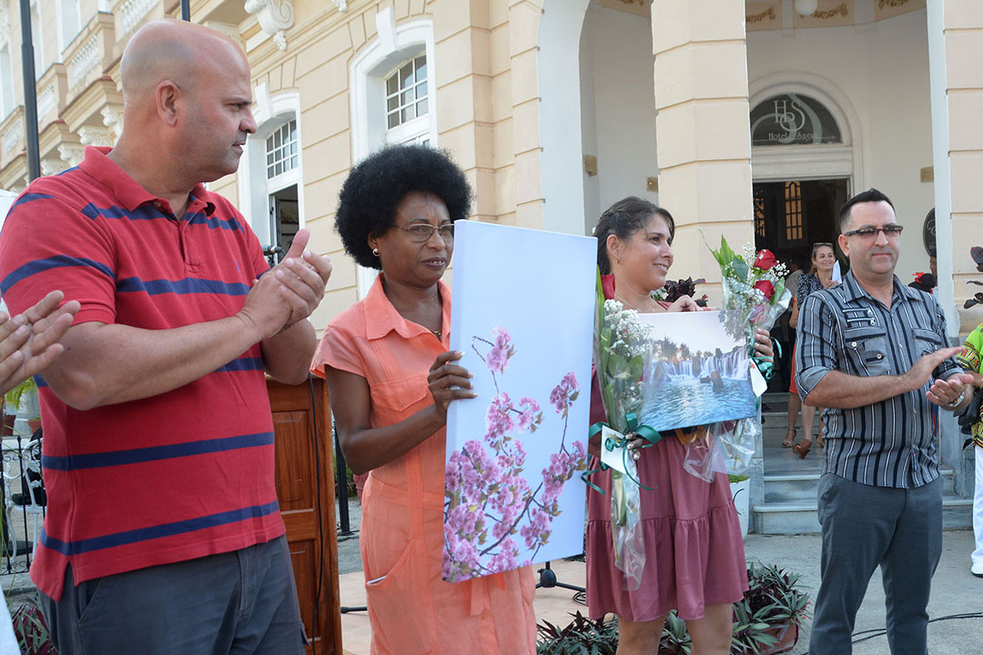 Regla Dayamí Armenteros, delegada de Turismo en Villa Clara, recibe el reconocimiento del Partido y el Gobierno a los trabajadores del sector.