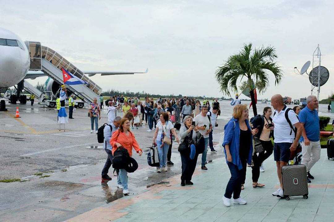 Turistas de Portugal tras llegada en el viaje inaugural de la ruta Lisboa-Santa Clara.
